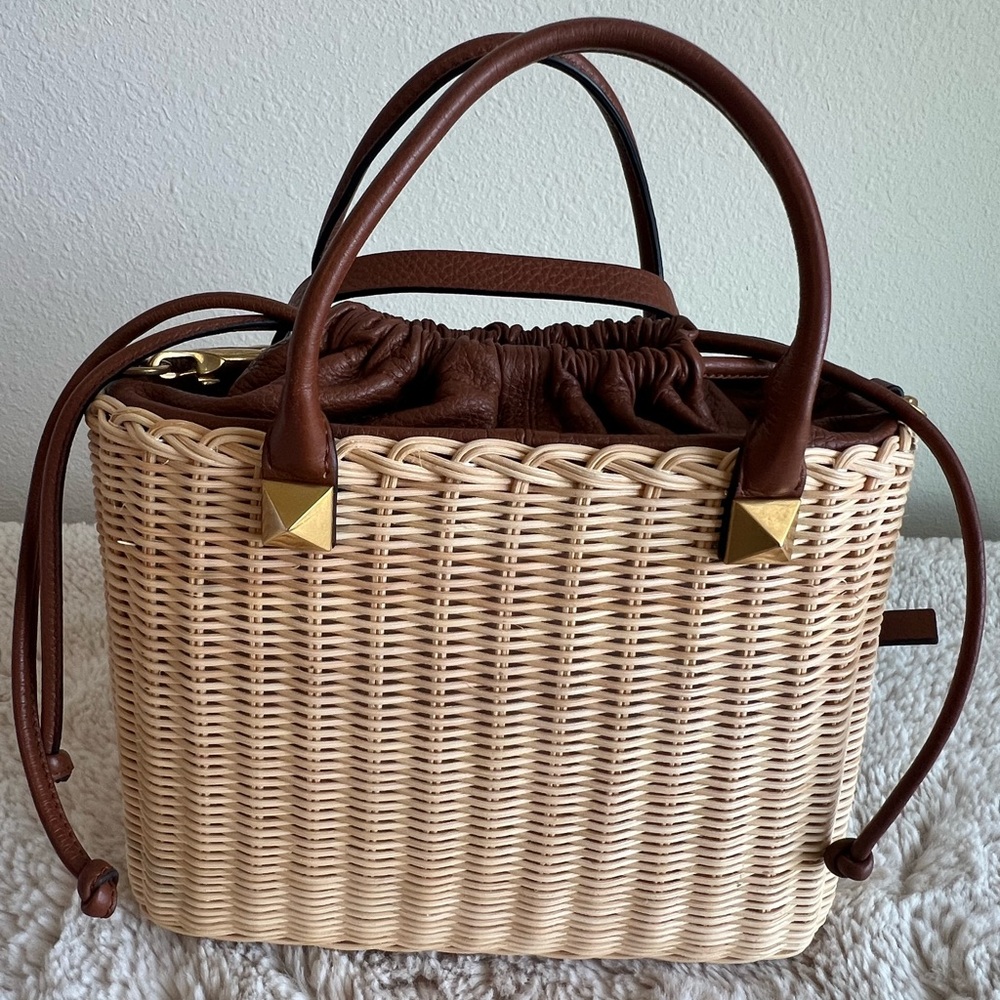 Valentino Garavani VLogo Wicker Top Handle Bag – Straw & Leather Crossbody - Picture 4 of 11